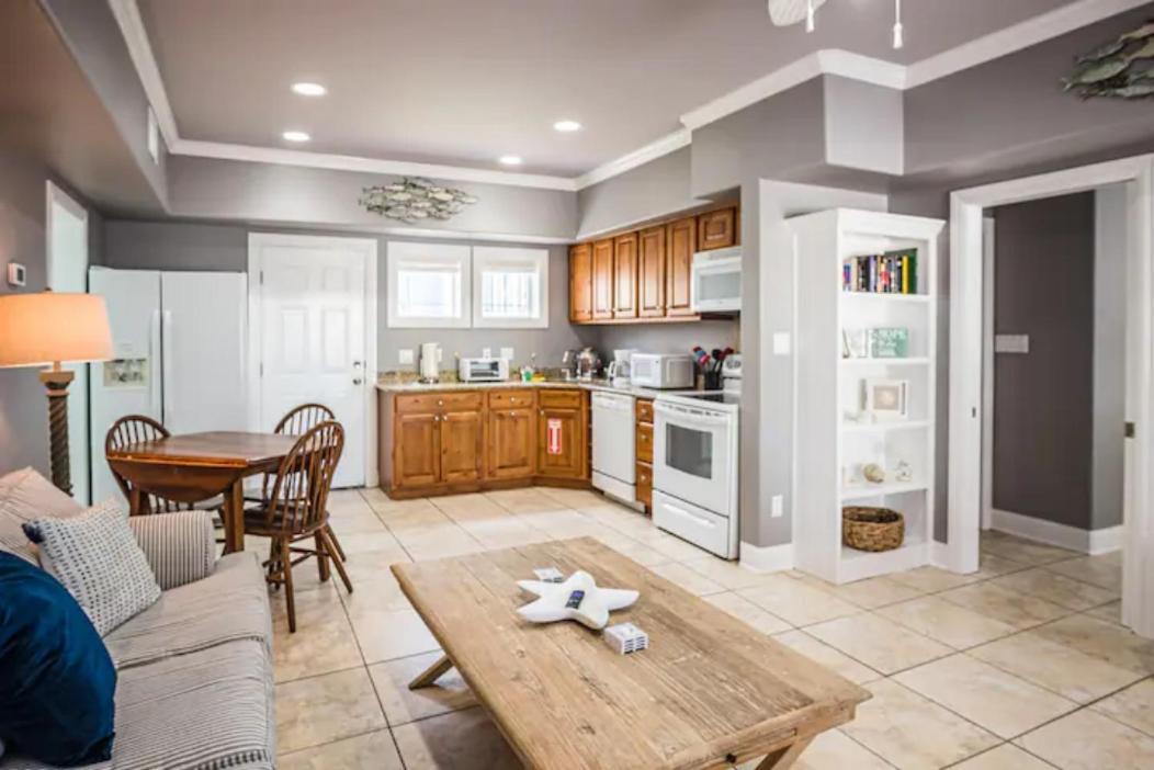 7 Bedroom Home Steps To The Beach With 4 Patios And Pool! Sleeps 20 Port Aransas Exterior photo