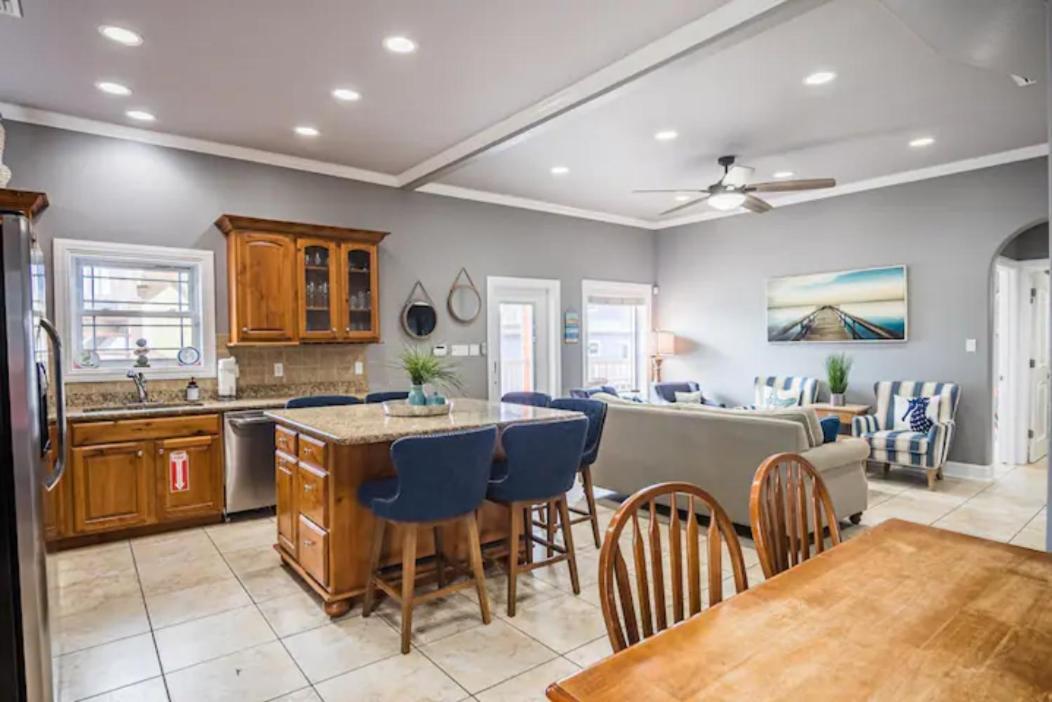 7 Bedroom Home Steps To The Beach With 4 Patios And Pool! Sleeps 20 Port Aransas Exterior photo