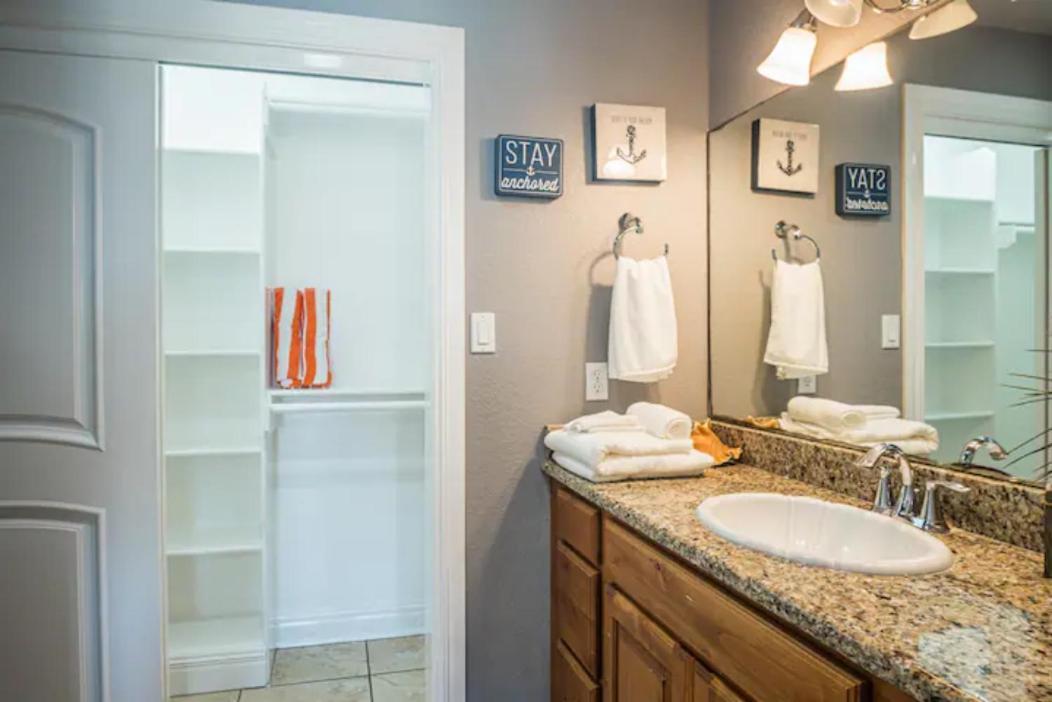 7 Bedroom Home Steps To The Beach With 4 Patios And Pool! Sleeps 20 Port Aransas Exterior photo